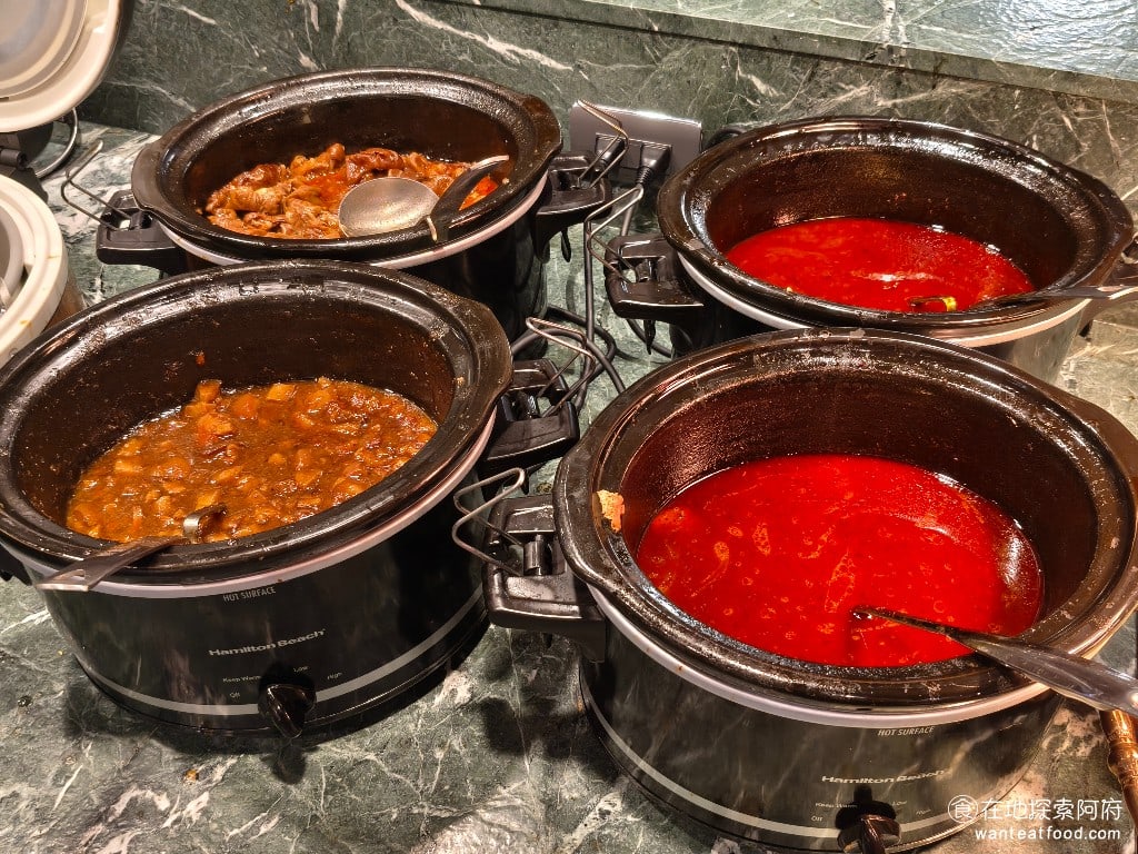 饗麻饗辣PLUS,LALAPORT南港店,饗麻饗辣PLUS,LALAPORT南港店菜單,饗麻饗辣PLUS,LALAPORT南港店價格,南港區美食,南港美食,南港軟體園區美食,燒肉料理,火鍋,自助ㄅ,自助吧,自助吧 左邊提供的是肉燥和五更腸旺，腸旺的腸子吃起來味道很棒，沒有腥味口感也非常的Q軟，提供的肉燥味道也還不錯右邊兩鍋紅色的是麻辣鴨血和臭豆腐。 @在地探索的阿府美食世界