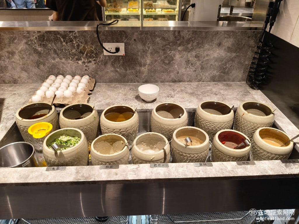 饗麻饗辣PLUS,LALAPORT南港店,饗麻饗辣PLUS,LALAPORT南港店菜單,饗麻饗辣PLUS,LALAPORT南港店價格,南港區美食,南港美食,南港軟體園區美食,燒肉料理,火鍋,自助ㄅ,自助吧,自助吧 醬料區有：青蔥、日式醬油、胡麻醬、沙茶醬、蒜泥、蘿蔔泥。 @在地探索的阿府美食世界