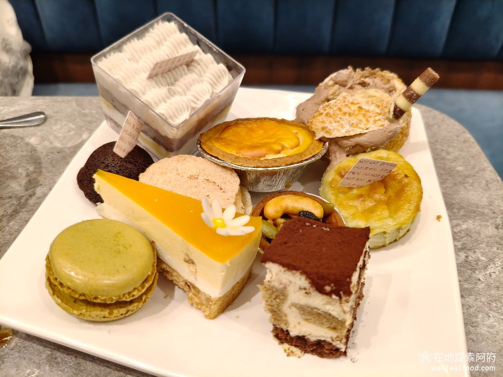 饗麻饗辣PLUS,LALAPORT南港店,饗麻饗辣PLUS,LALAPORT南港店菜單,饗麻饗辣PLUS,LALAPORT南港店價格,南港區美食,南港美食,南港軟體園區美食,燒肉料理,火鍋,自助ㄅ,自助吧,自助吧 甜點 不得不說《饗麻饗辣 lalaport南港店》的甜點水準真的蠻高的，每一樣都非常好吃，因為全部都是店家自己做的，完全沒有冷凍甜點的味道。 @在地探索的阿府美食世界