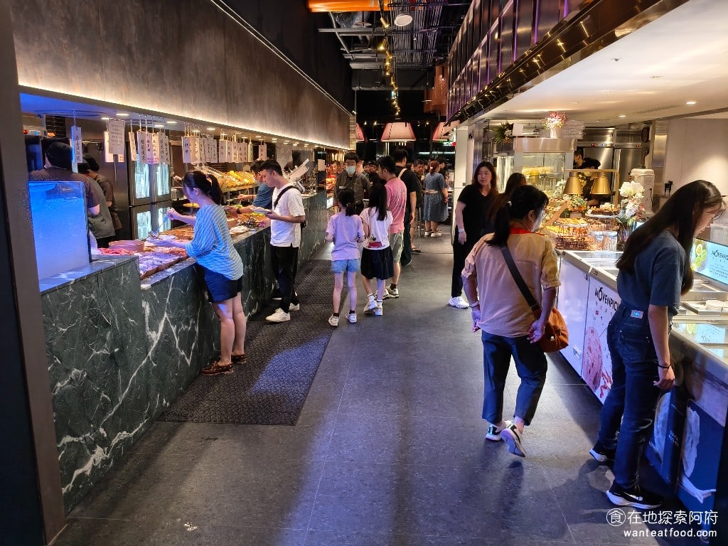 饗麻饗辣PLUS,LALAPORT南港店,饗麻饗辣PLUS,LALAPORT南港店菜單,饗麻饗辣PLUS,LALAPORT南港店價格,南港區美食,南港美食,南港軟體園區美食,燒肉料理,火鍋,自助ㄅ,自助吧,自助吧 很多人看到「饗麻饗辣」這個品牌名稱，以為和饗賓集團有關，但其實沒有，它是一個由一群七年級生在 2010 年所創立的品牌。一群年輕人看到火鍋吃到飽這一個市場，就想著將火鍋和Buffet做一個結合，於是開設了南部的小店面，慢慢發展到全台六家分店的規模，逐漸建立起「麻辣火鍋南霸天」的響亮名號。 @在地探索的阿府美食世界