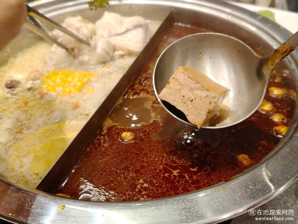 饗麻饗辣PLUS,LALAPORT南港店,饗麻饗辣PLUS,LALAPORT南港店菜單,饗麻饗辣PLUS,LALAPORT南港店價格,南港區美食,南港美食,南港軟體園區美食,燒肉料理,火鍋,自助ㄅ,自助吧,自助吧 《饗麻饗辣 lalaport南港店》的麻辣鍋，還有提供無限吃的鴨血和臭豆腐，光是這一點就完全不是給鼎王麻辣鍋。臭豆腐吃起來味道特別香，口感非常柔嫩，鴨血的味道非常的入味。 @在地探索的阿府美食世界