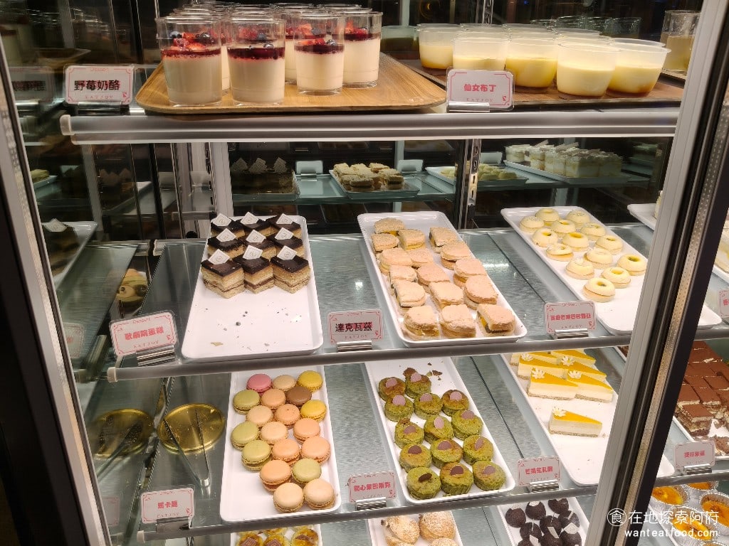 饗麻饗辣PLUS,LALAPORT南港店,饗麻饗辣PLUS,LALAPORT南港店菜單,饗麻饗辣PLUS,LALAPORT南港店價格,南港區美食,南港美食,南港軟體園區美食,燒肉料理,火鍋,自助ㄅ,自助吧,自助吧 《饗麻饗辣 lalaport南港店》的甜點，都是自家烘焙坊製作的，品質和口感都非常不錯，完全不輸給高檔飯店。 @在地探索的阿府美食世界