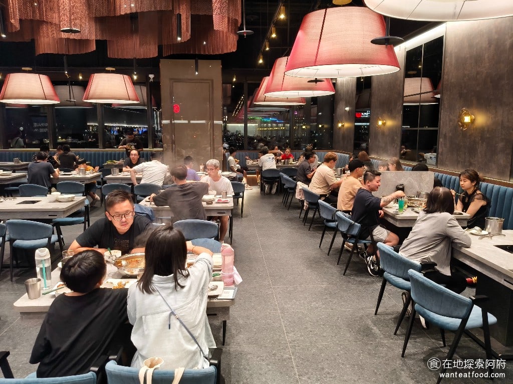 饗麻饗辣PLUS,LALAPORT南港店,饗麻饗辣PLUS,LALAPORT南港店菜單,饗麻饗辣PLUS,LALAPORT南港店價格,南港區美食,南港美食,南港軟體園區美食,燒肉料理,火鍋,自助ㄅ,自助吧,自助吧 一踏進《饗麻饗辣 lalaport南港店》，就會被它高級的裝潢給吸引，整體設計抽的是現代時尚的風格，挑高的空間讓人坐起來非常舒適。吃火鍋的時候，完全不會覺得空氣很悶，用餐環境即使在滿座的情況下，也非常安靜。 @在地探索的阿府美食世界