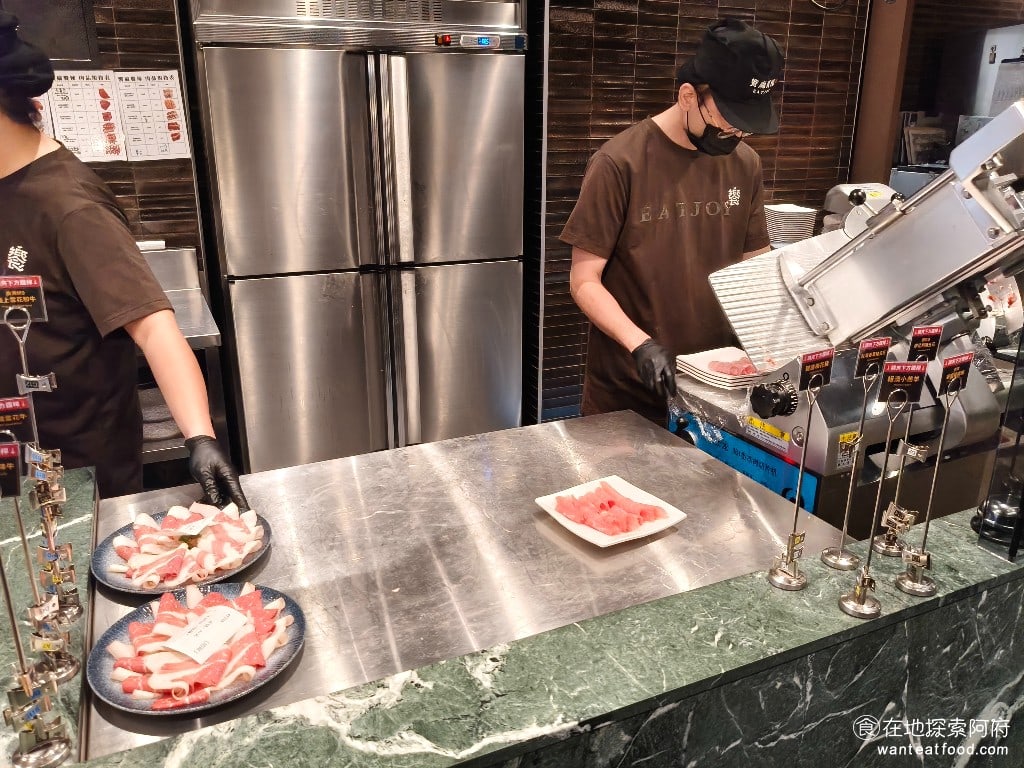 饗麻饗辣PLUS,LALAPORT南港店,饗麻饗辣PLUS,LALAPORT南港店菜單,饗麻饗辣PLUS,LALAPORT南港店價格,南港區美食,南港美食,南港軟體園區美食,燒肉料理,火鍋,自助ㄅ,自助吧,自助吧 肉品的選擇有非常多種，其中最推薦的就是極上雪花和牛胸腹，肉質吃起來非常頂尖，油花分佈非常均勻，入口即化，但這需要升級版的 1688 元和牛饗宴才能吃得到。如果是基本的方案，可以吃得到 M9 和牛，還有伊比利豬五花，這些肉的口感也還不錯。 @在地探索的阿府美食世界