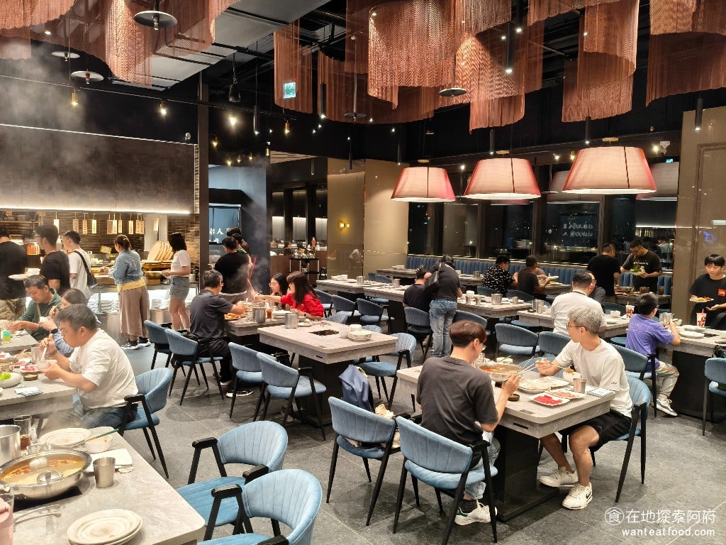 饗麻饗辣PLUS,LALAPORT南港店,饗麻饗辣PLUS,LALAPORT南港店菜單,饗麻饗辣PLUS,LALAPORT南港店價格,南港區美食,南港美食,南港軟體園區美食,燒肉料理,火鍋,自助ㄅ,自助吧,自助吧 店內的沙發座椅非常多，坐起來非常舒服，靠窗外的座位也非常棒，可以欣賞lalaport六樓往外看的風景。 @在地探索的阿府美食世界