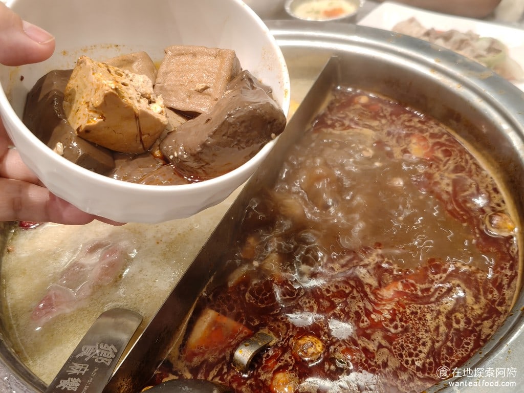 饗麻饗辣PLUS,LALAPORT南港店,饗麻饗辣PLUS,LALAPORT南港店菜單,饗麻饗辣PLUS,LALAPORT南港店價格,南港區美食,南港美食,南港軟體園區美食,燒肉料理,火鍋,自助ㄅ,自助吧,自助吧 《饗麻饗辣 lalaport南港店》的鴨血和臭豆腐，都提前做好，放在熟食區，要吃的話，可以自己過去拿。鴨血的口感非常軟嫩，吃起來像果凍一樣，咬下去還會爆汁，個人覺得比鼎王的鴨血還好吃。 @在地探索的阿府美食世界