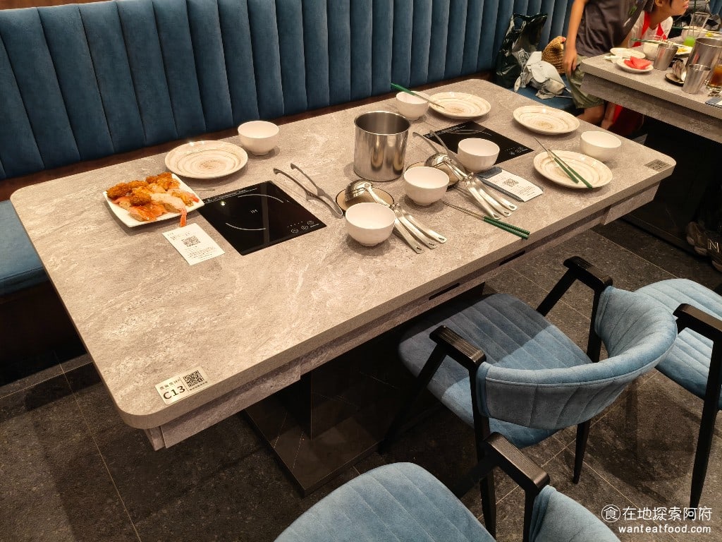 饗麻饗辣PLUS,LALAPORT南港店,饗麻饗辣PLUS,LALAPORT南港店菜單,饗麻饗辣PLUS,LALAPORT南港店價格,南港區美食,南港美食,南港軟體園區美食,燒肉料理,火鍋,自助ㄅ,自助吧,自助吧 這是六人座的座位，四人座的座位會再小一點，座位坐起來非常舒服，但有一個小缺點，就是桌子的面積有一點小，沒有辦法擺放很多東西。 @在地探索的阿府美食世界