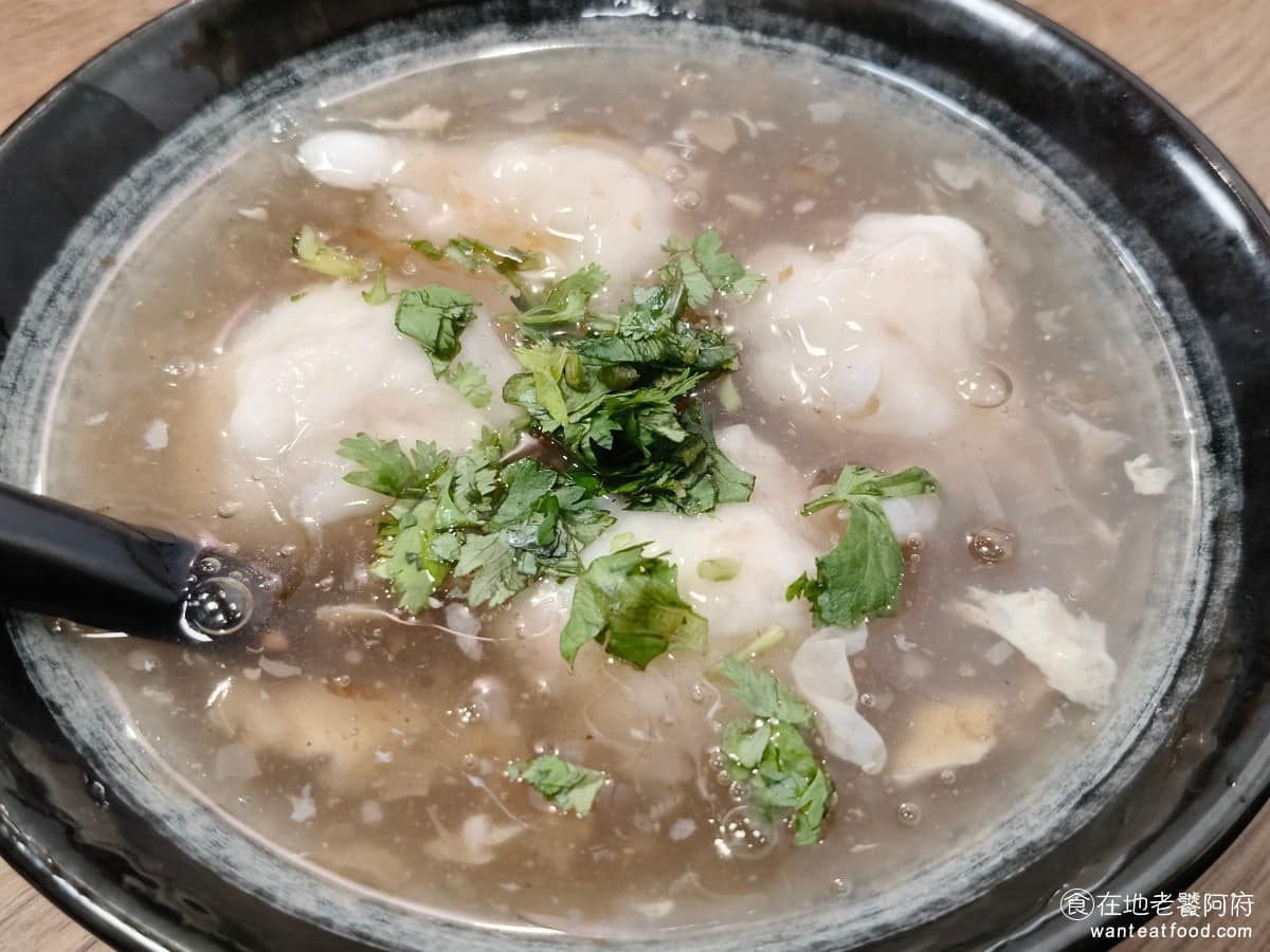 金好吃純正花枝羹 金好吃純正花枝羹菜單 金好吃純正花枝羹推薦 萬華區美食 萬華美食 龍山寺美食 花枝丸羹 用的是同一鍋羹湯,一碗給了四顆花枝丸,每一顆尺寸都非常大,能夠大口吃花枝是這裡最吸引老顧客的地方。 @在地老饕阿府