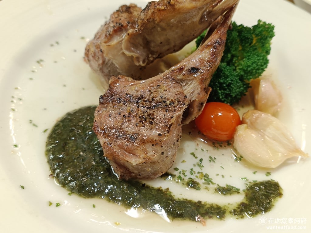 洋蔥 天母店 士林美食 天母美食 義式料理 小羊排的肉吃起來沒有什麼特別的味道而且餐點下方福了一層油吃起來感覺有點油膩 搭配的青醬吃的時候就會沾到不少油