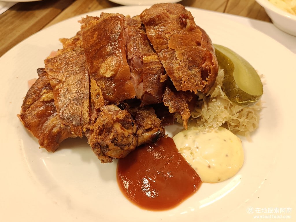 洋蔥 天母店 士林美食 天母美食 義式料理 德國豬腳佐自家醃製酸菜520元 德國豬腳一直都是洋蔥老店的招牌我們已經好幾年沒有吃過了所以這次來是特地為了德國豬腳而來的
