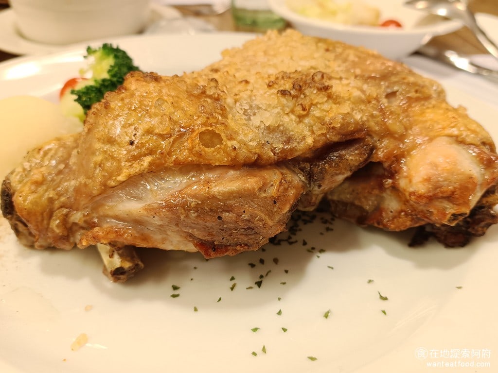 洋蔥 天母店 士林美食 天母美食 義式料理 滷雞腿的外皮烤得非常酥脆裡面的肉質也非常軟嫩會到非常棒這一份一個人可能會吃不完要有人分著吃會比較好