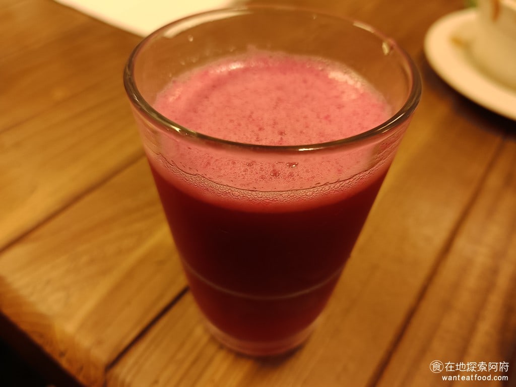 洋蔥 天母店 士林美食 天母美食 義式料理 現打綜合果汁 裡面有紅龍果鳳梨和蘋果喝起來微酸味道還不錯