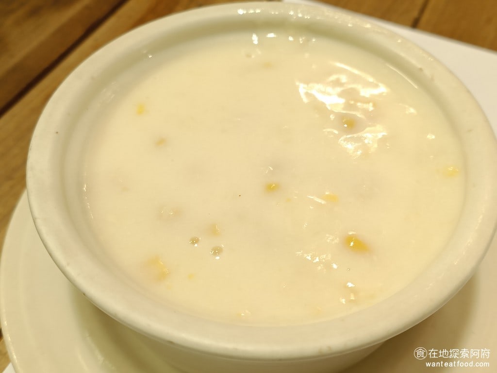 洋蔥 天母店 士林美食 天母美食 義式料理 雞蓉玉米濃湯 湯裡面有滿滿的雞肉塊和玉米粒裡面的料非常多只是喝起來這碗湯沒什麼味道而且奶油的味道也很淡