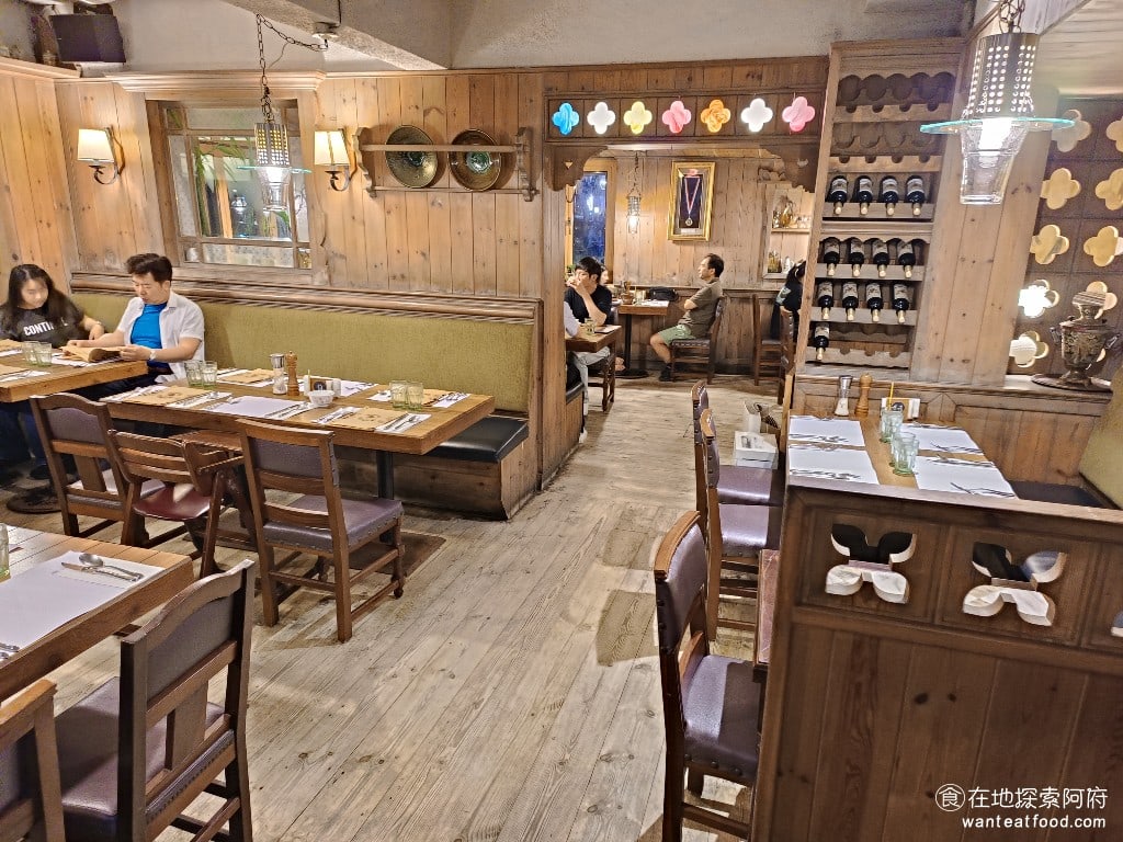 洋蔥 天母店 士林美食 天母美食 義式料理 店內的裝飾非常有歐洲的風格好像來到了歐洲的一個酒窖