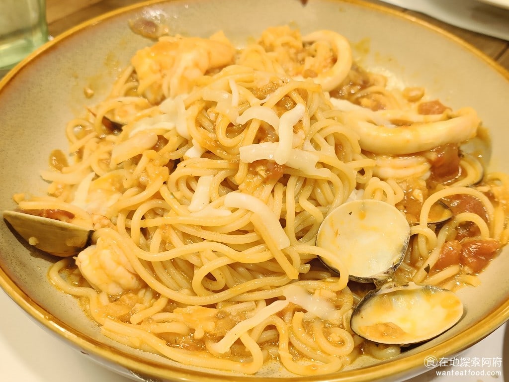 洋蔥 天母店 士林美食 天母美食 義式料理 茄汁海鮮手工細麵 這一份義大利麵份量給的還蠻多的只不過上菜的時候就是長這個樣了賣相有一點不佳