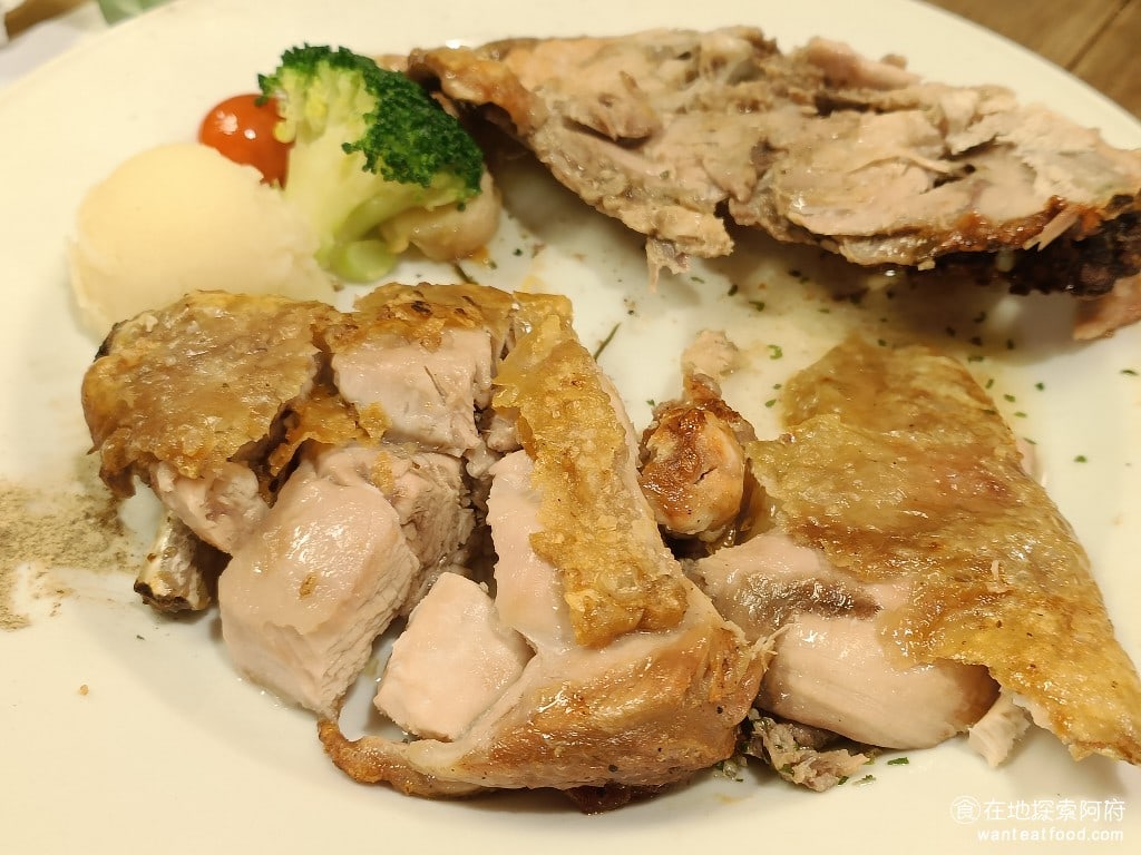 洋蔥 天母店 士林美食 天母美食 義式料理 土雞腿原本以為這麼大隻肉一定會很硬但沒想到雞腿肉非常軟嫩外皮雖然烤得很脆但烤的時候皮上面灑了非常多的粗鹽所以吃起來其實超級鹹這是致命傷整份餐點鹹到沒有辦法吃