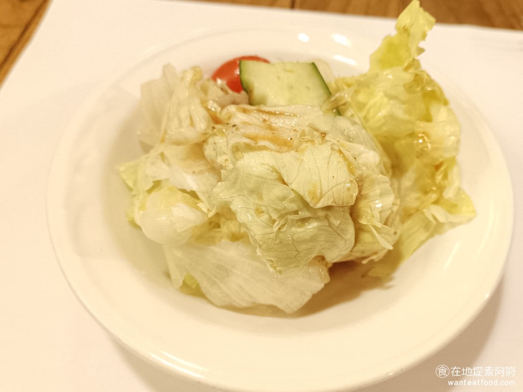 洋蔥 天母店 士林美食 天母美食 義式料理 沙拉和風醬 雖然小小的一盤但生菜數量給得很多和風醬吃起來不會很酸味道比較淡