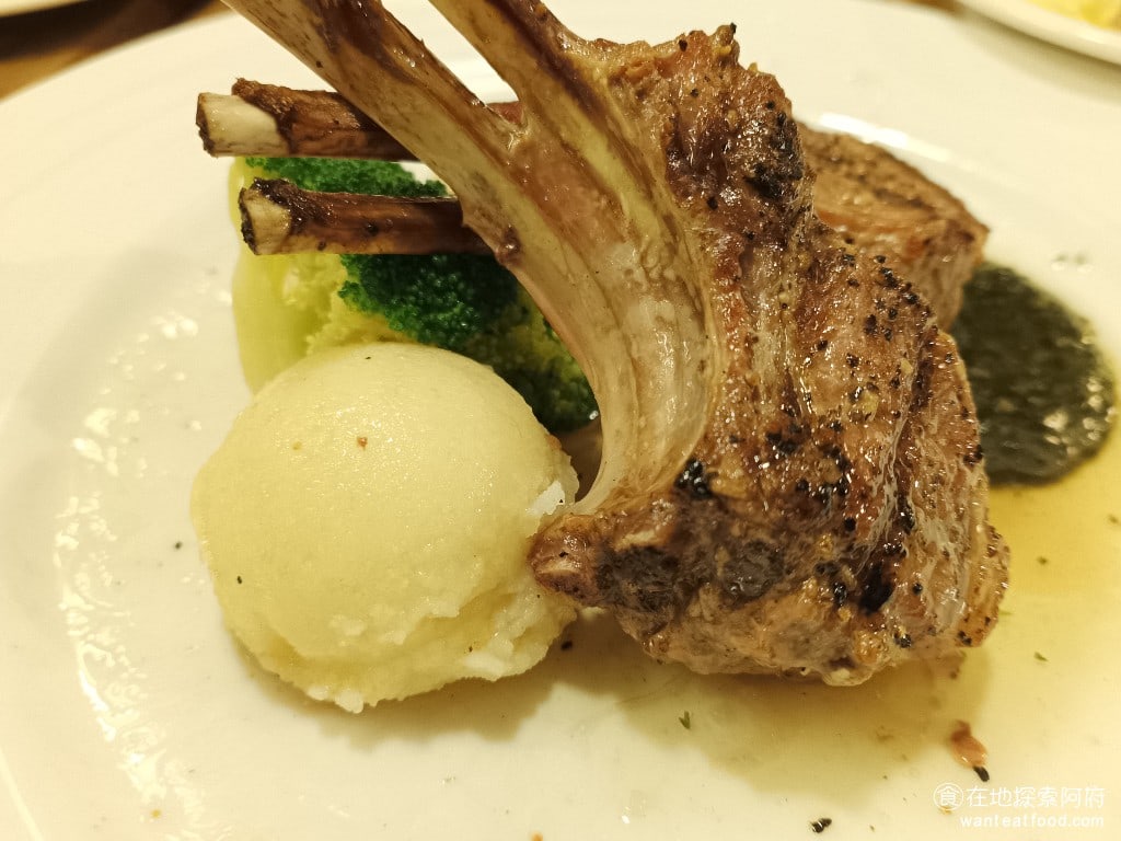 洋蔥 天母店 士林美食 天母美食 義式料理 陽台旁邊有搭配馬鈴薯泥還有青醬