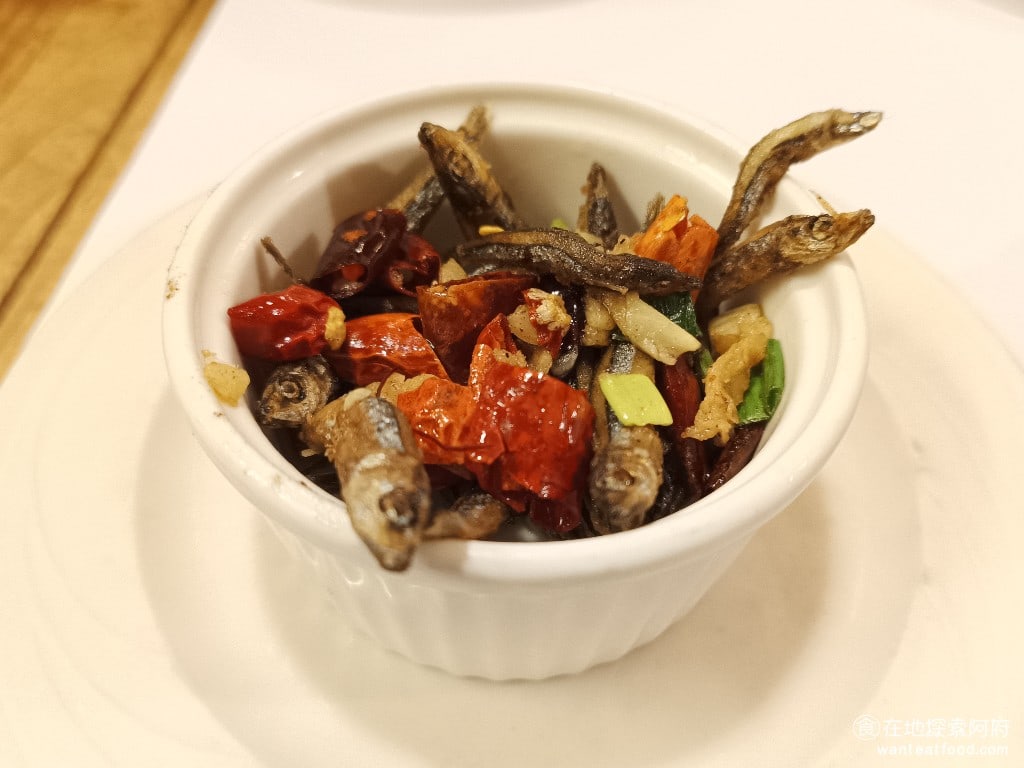 洋蔥 天母店 士林美食 天母美食 義式料理 蒜辣酥炸丁香魚 丁香魚吃起來脆脆的口感還不錯搭配酸辣醬吃起來微辣只不過會覺得吃起來有點油膩