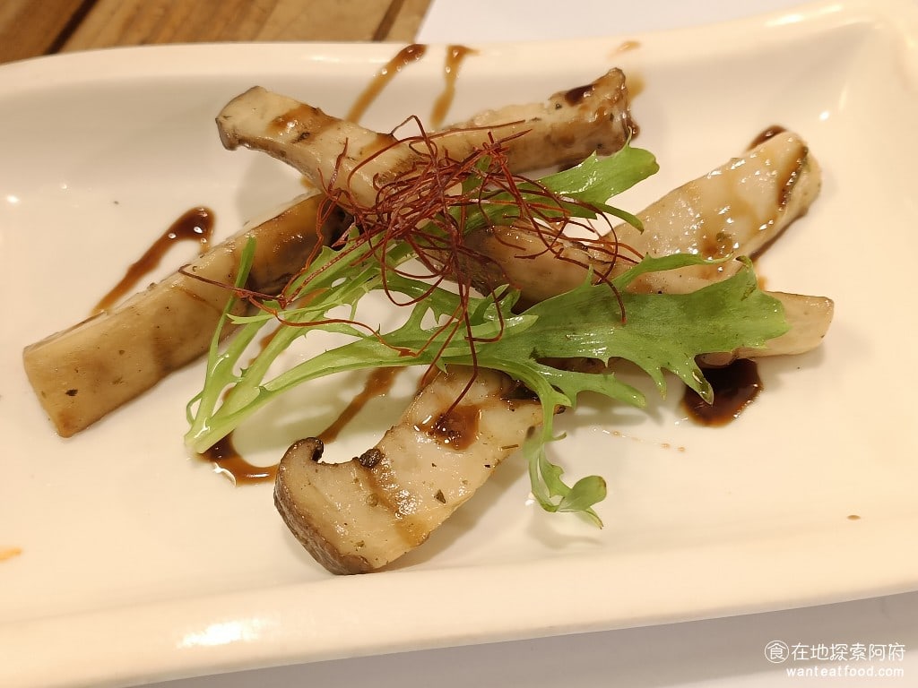 洋蔥 天母店 士林美食 天母美食 義式料理 醬燒碳烤杏鮑菇 這一份餐點非常不劃算只有三條杏鮑菇杏鮑菇吃起來甜甜的只是因為切成長條型所以很難咬斷