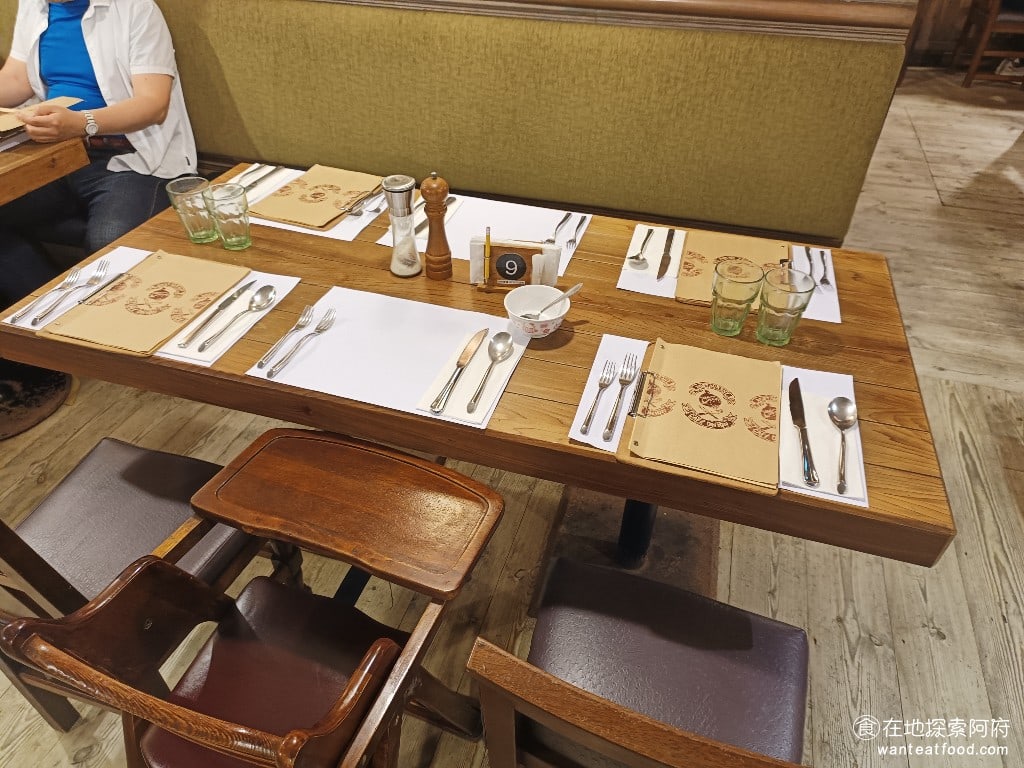 洋蔥 天母店 士林美食 天母美食 義式料理 店內的座位幾乎半邊都是沙發椅桌面也非常的寬敞用餐環境非常舒適
