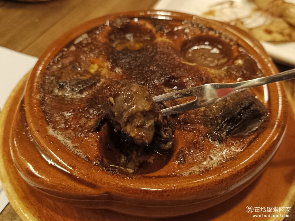 洋蔥 天母店 士林美食 天母美食 義式料理 黑胡椒烤田螺 烤田螺還是維持著以前老店的水準黑胡椒的味道非常的香 只不過上面的焗烤起司加的比較少印像中以前吃起司胃會比較重而現在只剩下黑胡椒的味道就比較單調