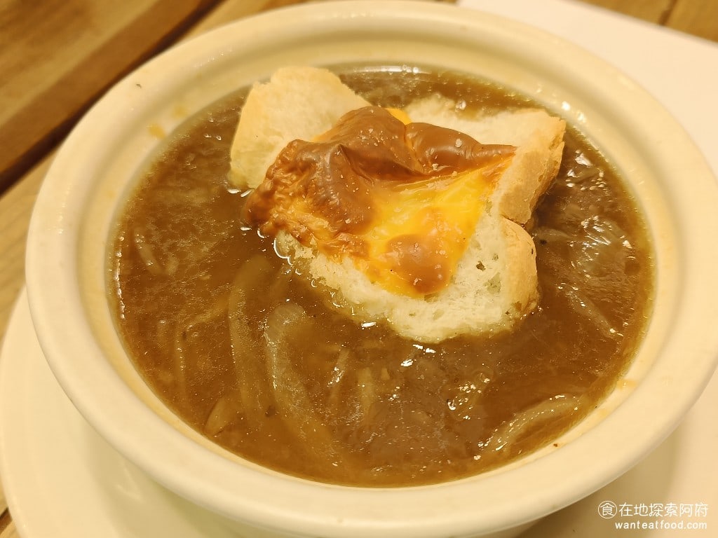 洋蔥 天母店 士林美食 天母美食 義式料理 洋蔥湯 他的洋蔥湯味道比較淡洋蔥應該沒有吵得很焦所以沒什麼香味 而且洋蔥湯喝起來比較油