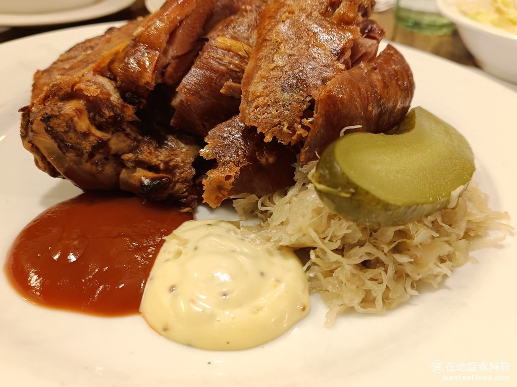 洋蔥 天母店 士林美食 天母美食 義式料理 德國豬腳旁邊搭配的自製的酸菜和酸黃瓜還有番茄醬和美乃滋