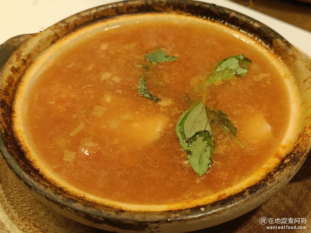 洋蔥 天母店 士林美食 天母美食 義式料理 義大利番茄海鮮湯 這碗湯香蕉與其他湯份量比較多湯頭有比較重的蝦味番茄的味道比較淡以海鮮的味道為主喝起來還不錯