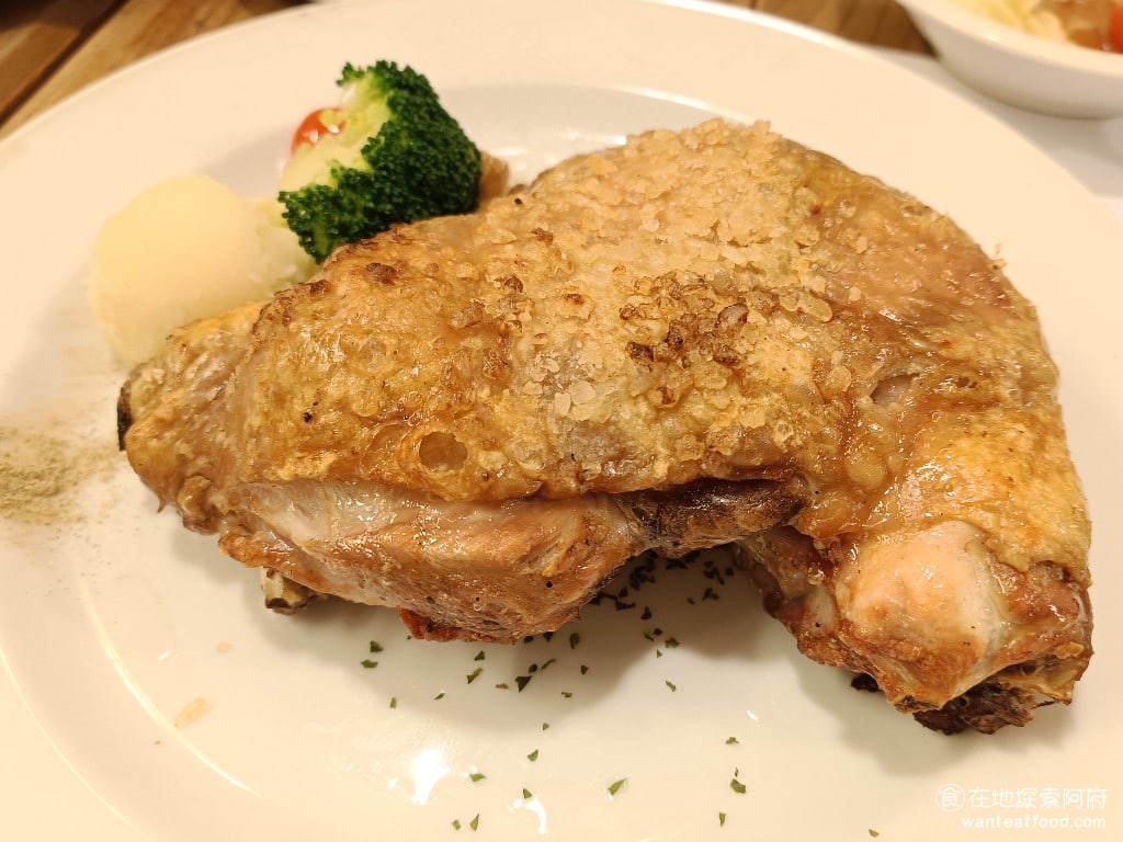 洋蔥 天母店 士林美食 天母美食 義式料理 洋蔥爐烤雞腿排690元 這個雞腿排超級大隻應該是土雞腿