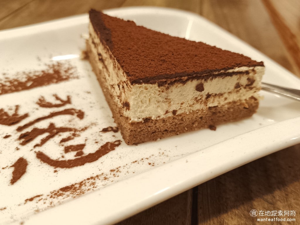 洋蔥 天母店 士林美食 天母美食 義式料理 但現在來吃我覺得他的提拉米蘇吃起來有一點乾奶油的比例雖然夠多但是蛋糕體吃起來比較乾在我印像中好吃的提拉米蘇應該是要加一些咖啡在蛋糕體下方