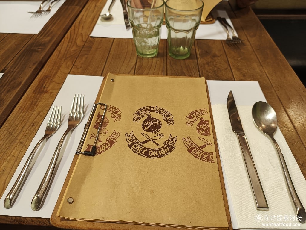 洋蔥 天母店 士林美食 天母美食 義式料理 桌面的叉子有兩個小的就用來吃沙拉的大的是用來吃主餐