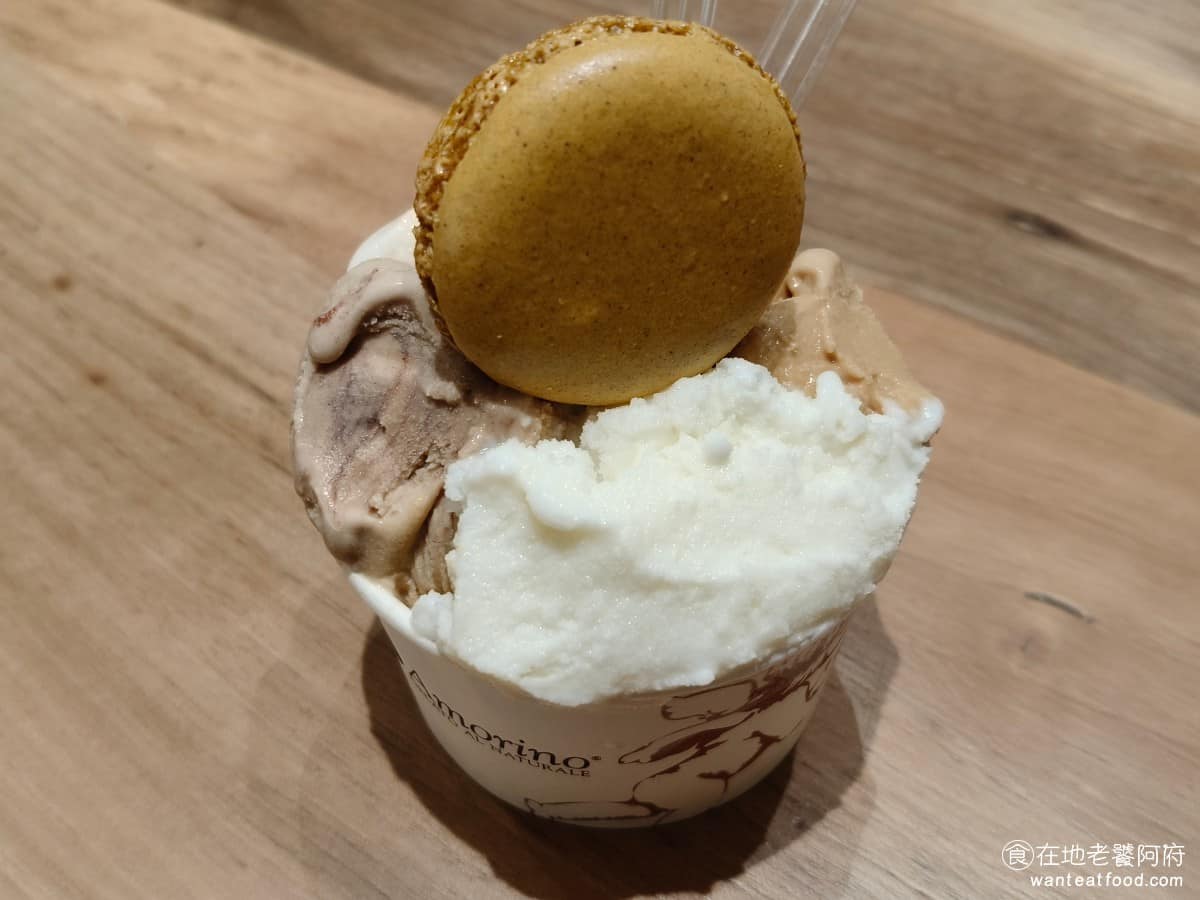 Amorino 台北遠東Garden City大巨蛋店 City大巨蛋店菜單 City大巨蛋店推薦 經典杯 可以自己選 3 到5種口味,我們選的是波旁香草、椰子、焦糖牛奶和提拉米蘇,上面的馬卡龍選焦糖奶油口味,杯裝吃起來比較不怕滴到手。 @在地老饕阿府