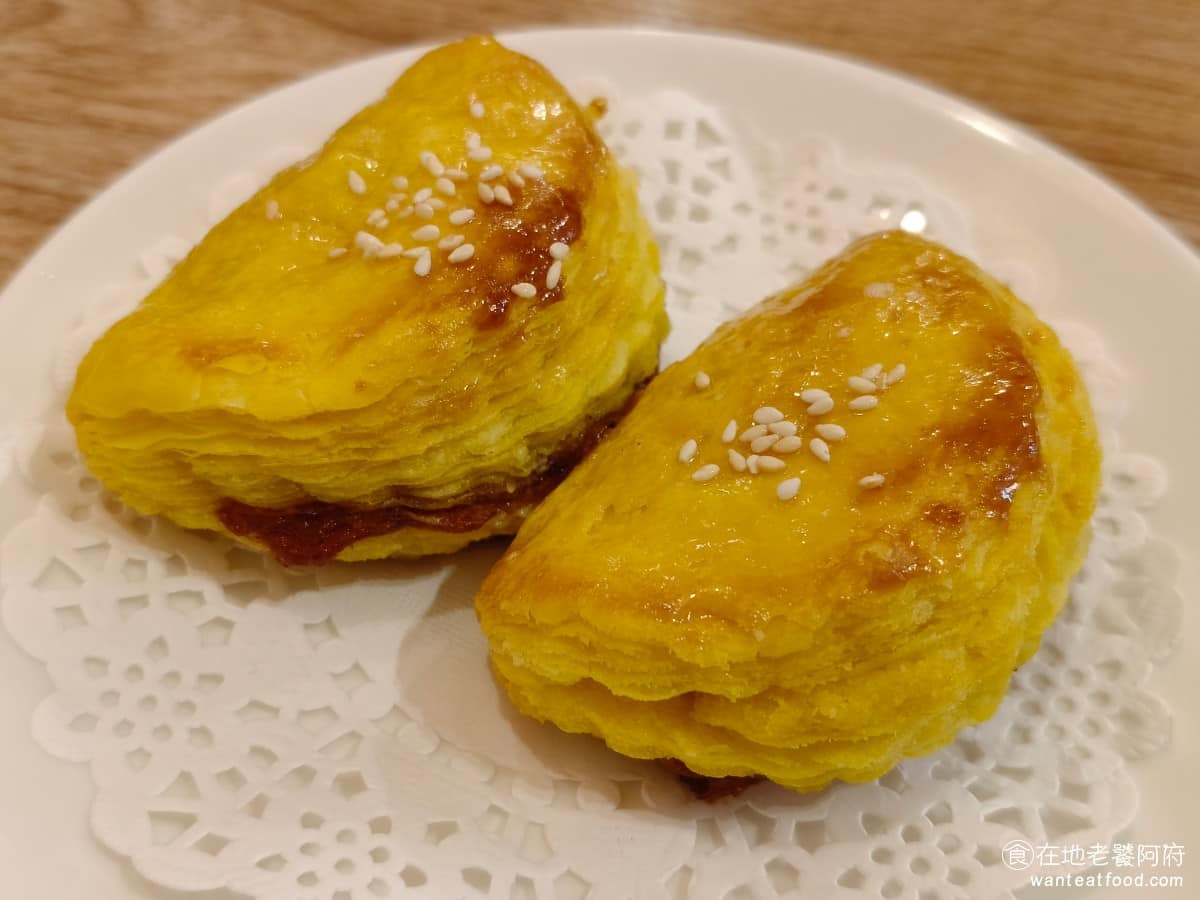 CHILL啾點心 港式點心 內湖店 內湖店菜單 內湖店推薦 內湖區美食 內湖美食 文德站美食 蜜汁叉燒酥 這是店家的招牌點心,千層酥皮炸得脆而且帶有甜味,皮的部分很好吃,不過一份只有兩顆,裡面的叉燒份量比較少,整體沒什麼水分口感偏乾。 @在地老饕阿府