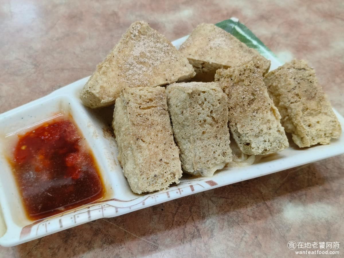 戴記臭豆腐專賣店 戴記臭豆腐專賣店菜單 戴記臭豆腐專賣店推薦 信義區美食 信義美食 招牌炸臭豆腐 我們點了三塊,對半切總共六個半塊,外皮炸得非常酥脆,吃起來意外地清爽,完全沒有油膩感。裡面的豆腐很新鮮,吃得到豆香味,上面撒了胡椒粉提味,不會特別辣。 @在地老饕阿府
