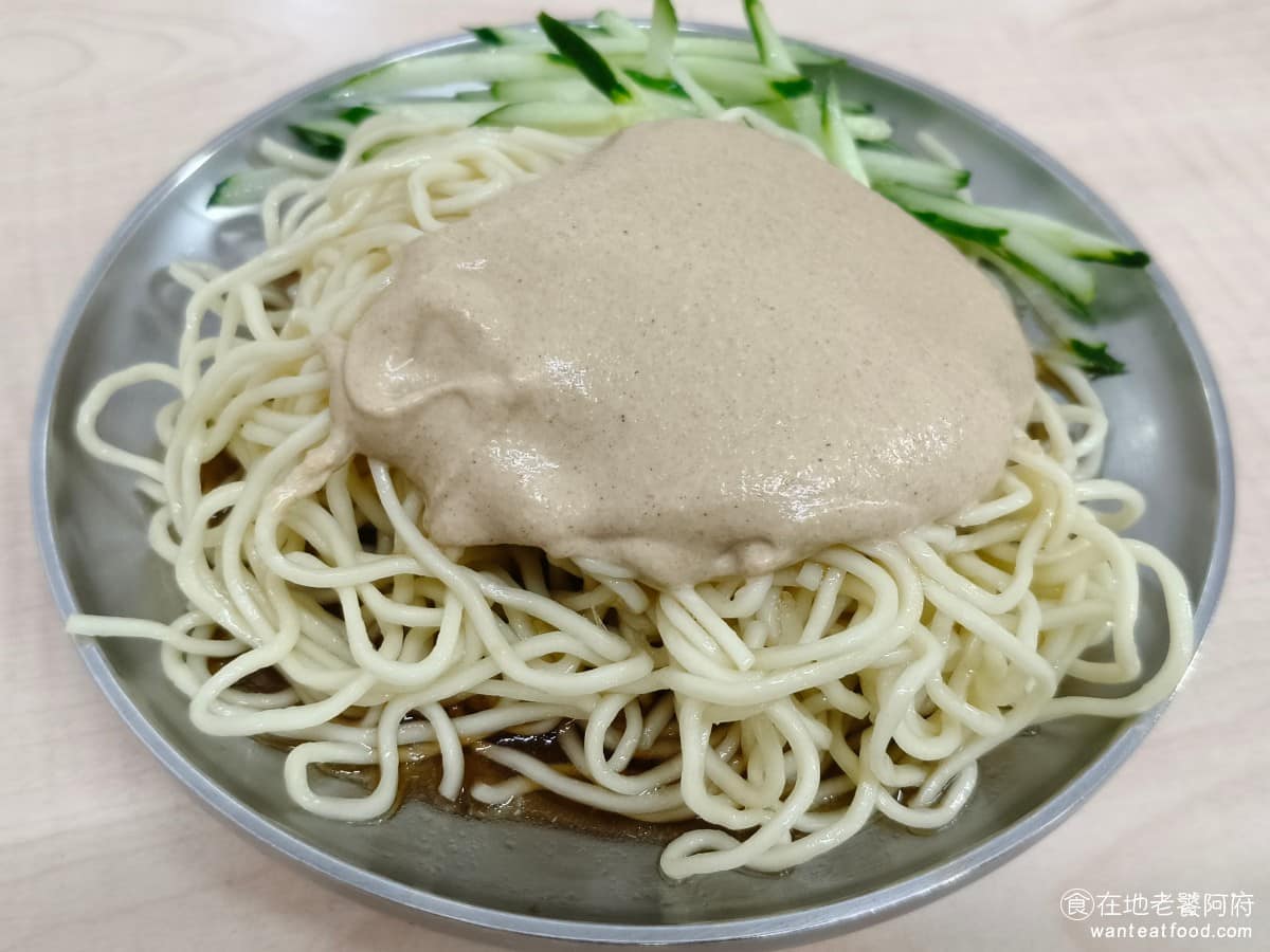 邱記涼麵 邱記涼麵菜單 邱記涼麵推薦 信義區美食 信義美食 麻醬涼麵小 麻醬香氣很濃,而且給的量很多,所以很容易就能把麵條拌開,麵條本身吃起來是溫的,不是冷冰冰那種,口感舒服。 @在地老饕阿府