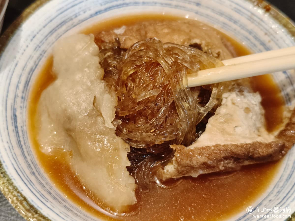 老店淡水魚丸阿給元鄉食品商號 老店淡水魚丸阿給元鄉食品商號菜單 內餡是冬粉,吸飽甜辣醬汁後,滑順好入口,吃之前要把阿給切開,讓醬汁和冬粉混合,等冬粉吸飽醬汁後再吃,這才是標準吃法。 @在地老饕阿府