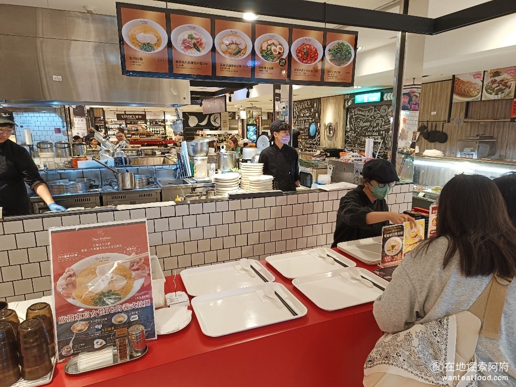 Due,Italian黃金鹽拉麵（台北新光A4分店）,Due,Italian黃金鹽拉麵（台北新光A4分店）菜單,Due,Italian黃金鹽拉麵（台北新光A4分店）價格,信義區美食,信義美食,市政府美食,日式料理,拉麵 《Due Italian黃金鹽拉麵》的店名之中，包含了「Italian」，很多人看到店名，都會覺得很奇怪，明明是日本拉麵店，但為何會和義大利有關呢？ @在地探索的阿府美食世界