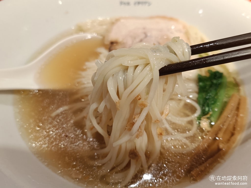 Due,Italian黃金鹽拉麵（台北新光A4分店）,Due,Italian黃金鹽拉麵（台北新光A4分店）菜單,Due,Italian黃金鹽拉麵（台北新光A4分店）價格,信義區美食,信義美食,市政府美食,日式料理,拉麵 《Due Italian黃金鹽拉麵-新光A4店》的麵正常硬度吃起來就非常硬。雖然我有和店員說，麵要煮軟一點，但還是覺得偏硬。 @在地探索的阿府美食世界