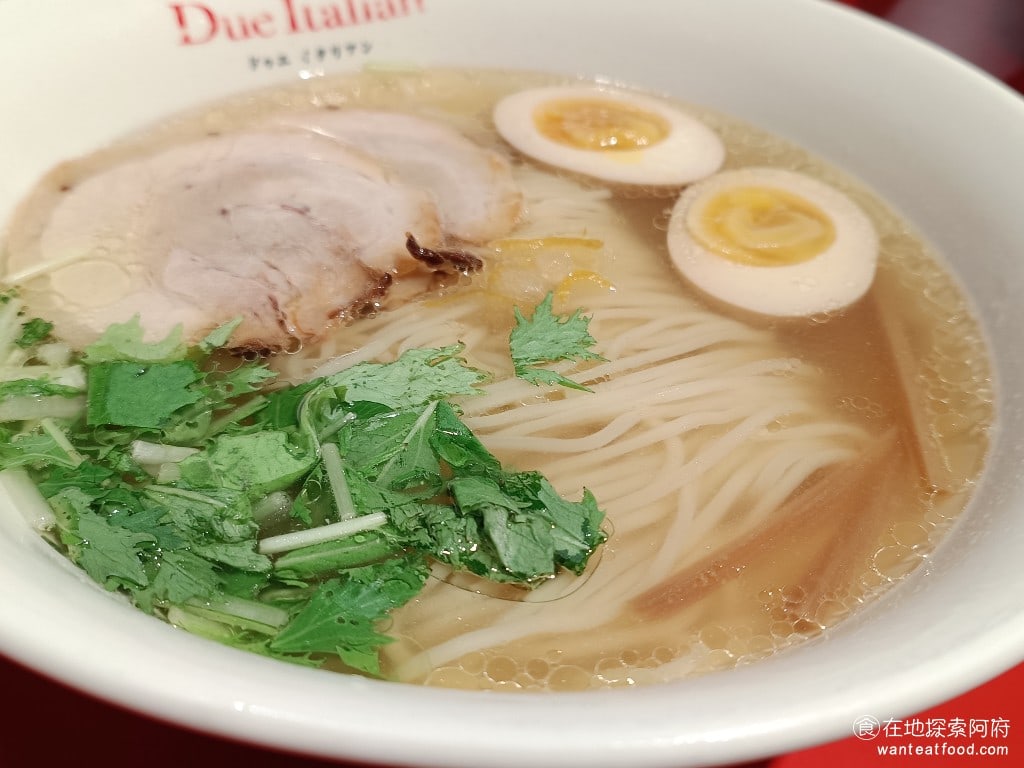 Due,Italian黃金鹽拉麵（台北新光A4分店）,Due,Italian黃金鹽拉麵（台北新光A4分店）菜單,Due,Italian黃金鹽拉麵（台北新光A4分店）價格,信義區美食,信義美食,市政府美食,日式料理,拉麵 《Due Italian黃金鹽拉麵-新光A4店》的拉麵，吃起來確實能感受到義式的風味，例如它的拉麵麵條，吃起來口感變硬，很像義大利麵，而料理中使用的油，則是義大利麵常用的橄欖油，吃起來也能感受到義式料理的精緻感。 @在地探索的阿府美食世界