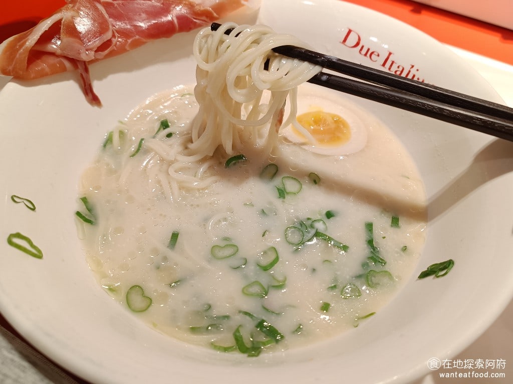 Due,Italian黃金鹽拉麵（台北新光A4分店）,Due,Italian黃金鹽拉麵（台北新光A4分店）菜單,Due,Italian黃金鹽拉麵（台北新光A4分店）價格,信義區美食,信義美食,市政府美食,日式料理,拉麵 將起司攪拌進入拉麵的湯頭，湯頭的顏色完全呈現成乳白色，加了起司後，原本的雞白湯湯頭就變成了起司雞白湯，味道更香、更濃鬱。 @在地探索的阿府美食世界