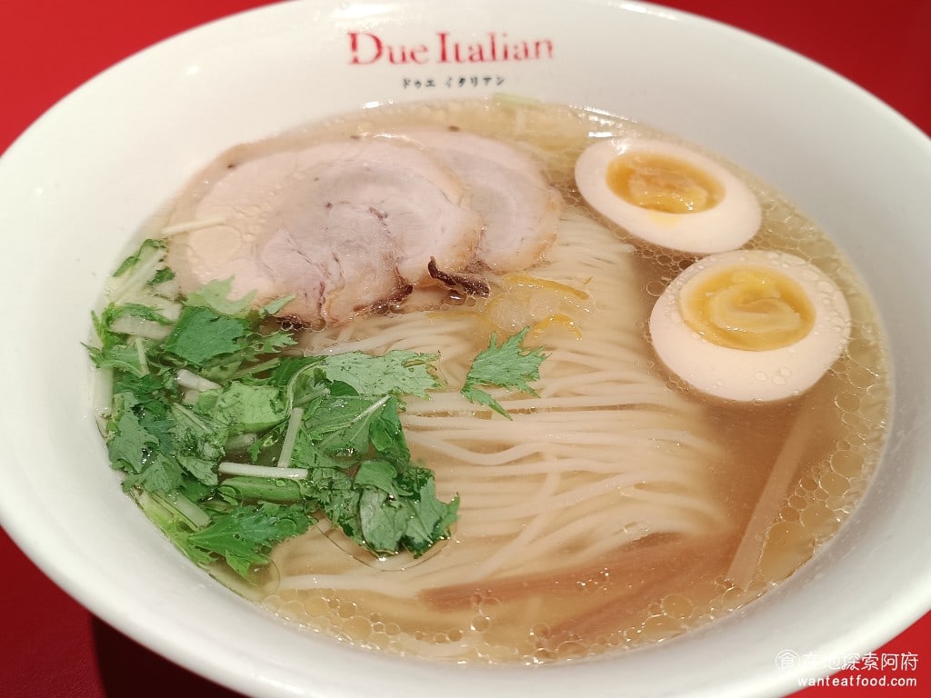 Due,Italian黃金鹽拉麵（台北新光A4分店）,Due,Italian黃金鹽拉麵（台北新光A4分店）菜單,Due,Italian黃金鹽拉麵（台北新光A4分店）價格,信義區美食,信義美食,市政府美食,日式料理,拉麵 特製柚子拉麵 330 元 柚子拉麵基本上就是鹽味的湯頭，結合了柚子的香味，吃起來會比單純的鹽味拉麵，更有層次感。個人覺得比鹽味拉麵好吃。 @在地探索的阿府美食世界
