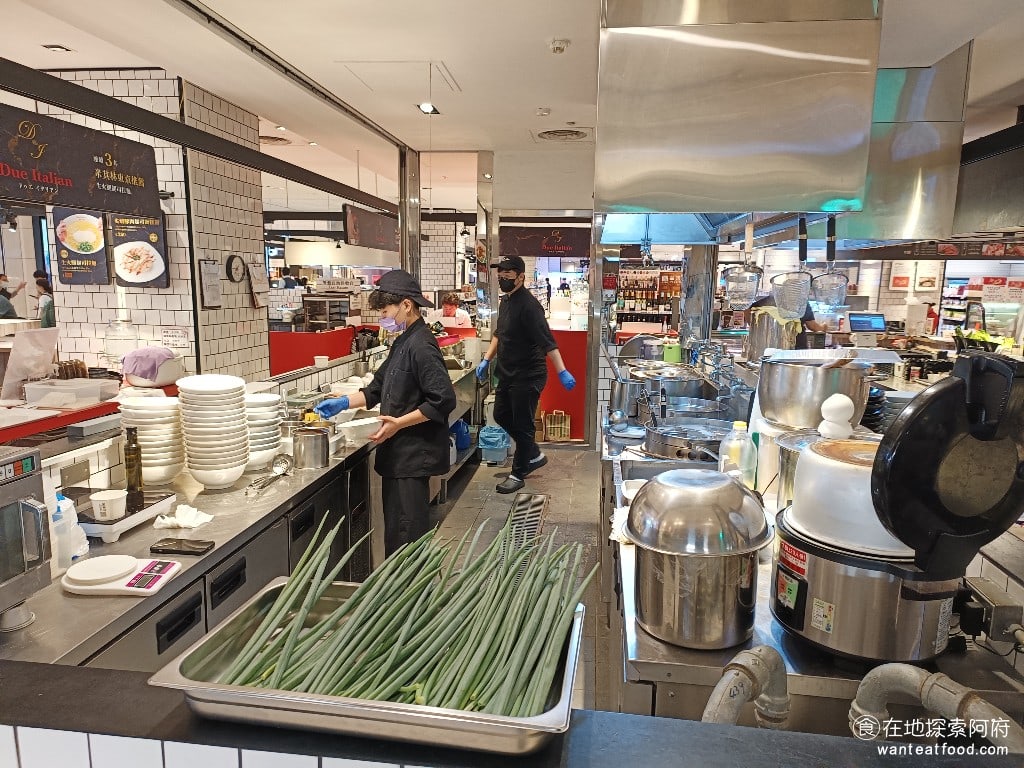 Due,Italian黃金鹽拉麵（台北新光A4分店）,Due,Italian黃金鹽拉麵（台北新光A4分店）菜單,Due,Italian黃金鹽拉麵（台北新光A4分店）價格,信義區美食,信義美食,市政府美食,日式料理,拉麵 這間店廚房是開放式的，可以看到店員製作拉麵的過程。 @在地探索的阿府美食世界