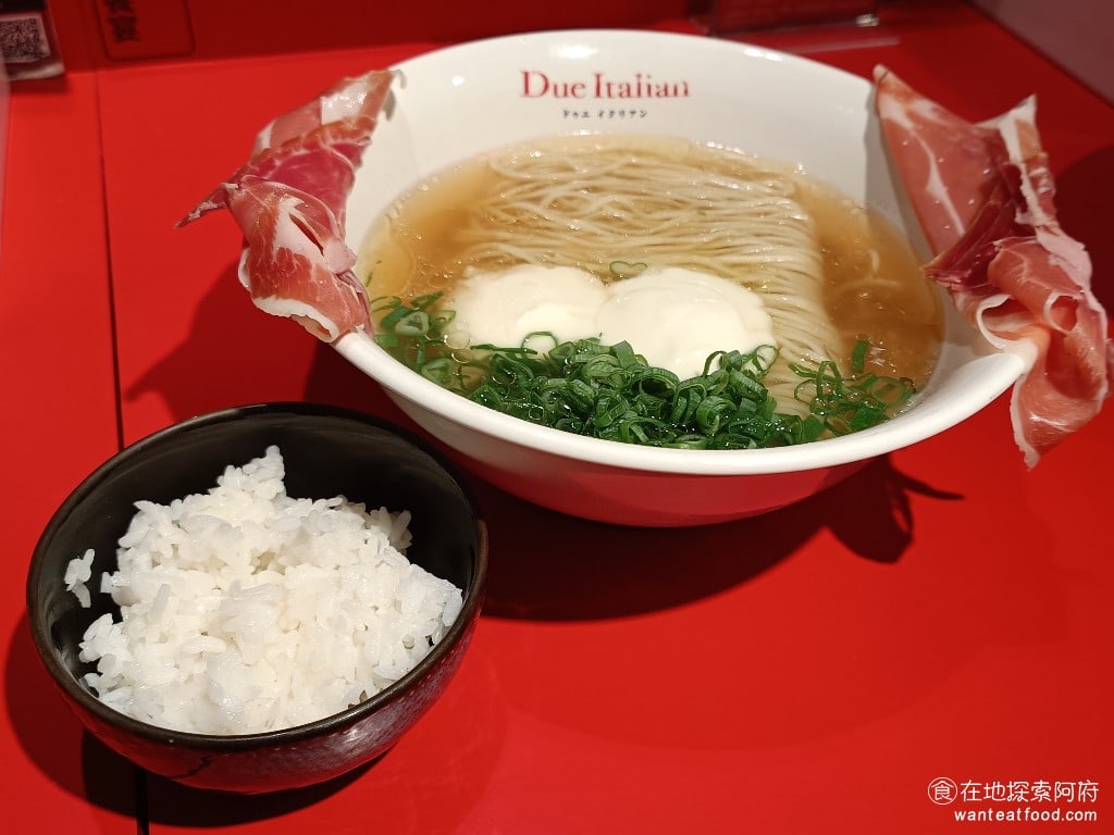Due,Italian黃金鹽拉麵（台北新光A4分店）,Due,Italian黃金鹽拉麵（台北新光A4分店）菜單,Due,Italian黃金鹽拉麵（台北新光A4分店）價格,信義區美食,信義美食,市政府美食,日式料理,拉麵 點招牌的起司火腿拉麵，會附贈一碗白飯，搭配白飯吃，是主廚推薦的吃法。 @在地探索的阿府美食世界