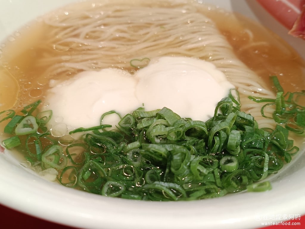 Due,Italian黃金鹽拉麵（台北新光A4分店）,Due,Italian黃金鹽拉麵（台北新光A4分店）菜單,Due,Italian黃金鹽拉麵（台北新光A4分店）價格,信義區美食,信義美食,市政府美食,日式料理,拉麵 上面這兩坨白色的是起司，這碗拉麵的湯頭是雞白湯口味，喝了一口味道非常清甜，非常棒！得到米其林推薦拉麵是這一個口味，果然，生活腿起司拉麵是所有拉麵口味中，我覺得最好吃的，不愧是主廚推薦的招牌口味。 @在地探索的阿府美食世界