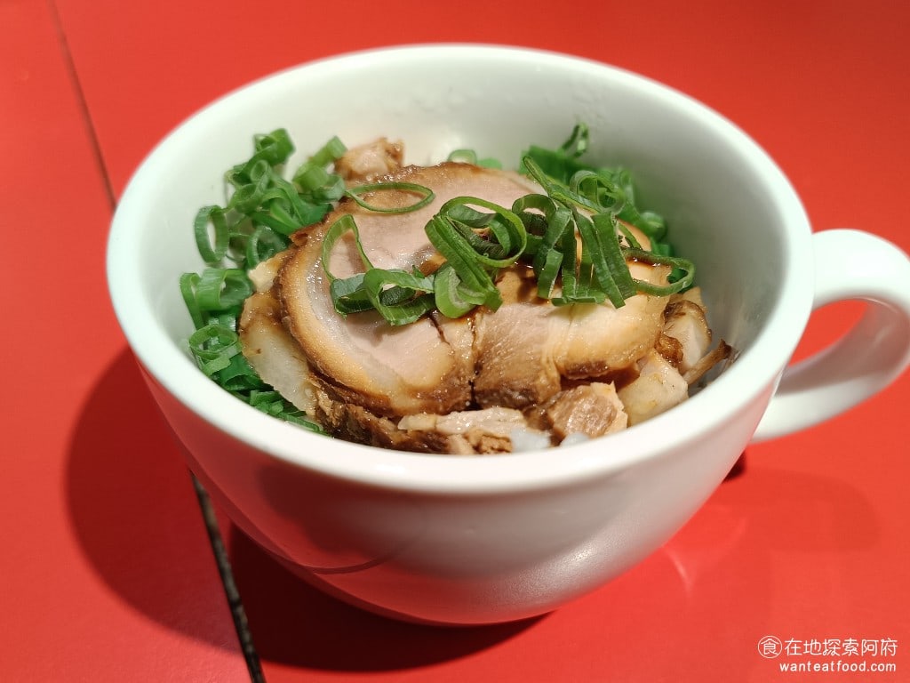 Due,Italian黃金鹽拉麵（台北新光A4分店）,Due,Italian黃金鹽拉麵（台北新光A4分店）菜單,Due,Italian黃金鹽拉麵（台北新光A4分店）價格,信義區美食,信義美食,市政府美食,日式料理,拉麵 卡波叉燒飯 100 元 這是套餐的叉燒飯，由於鹽味拉麵的味道比較淡，建議搭配叉燒飯吃，味道會更豐富。 @在地探索的阿府美食世界