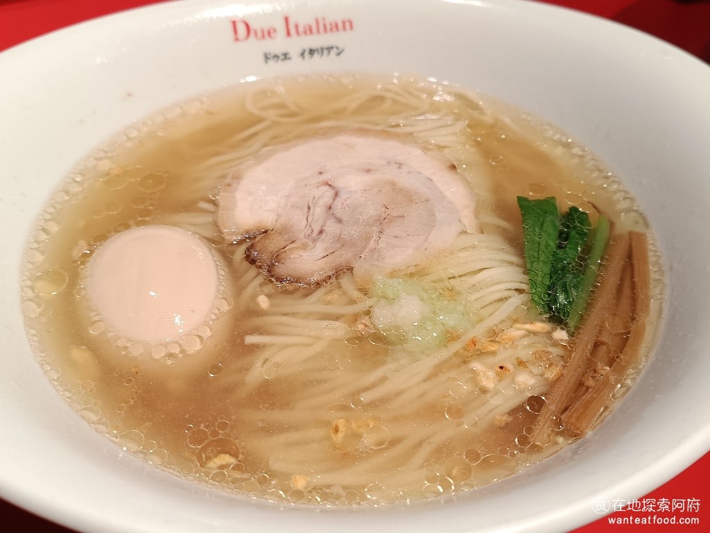 Due,Italian黃金鹽拉麵（台北新光A4分店）,Due,Italian黃金鹽拉麵（台北新光A4分店）菜單,Due,Italian黃金鹽拉麵（台北新光A4分店）價格,信義區美食,信義美食,市政府美食,日式料理,拉麵 黃金鹽味拉麵 280 元 加點一顆糖心蛋是 30 元，鹽味拉麵的湯頭是豚骨湯，味道偏淡，湯是可以直接喝的。 @在地探索的阿府美食世界
