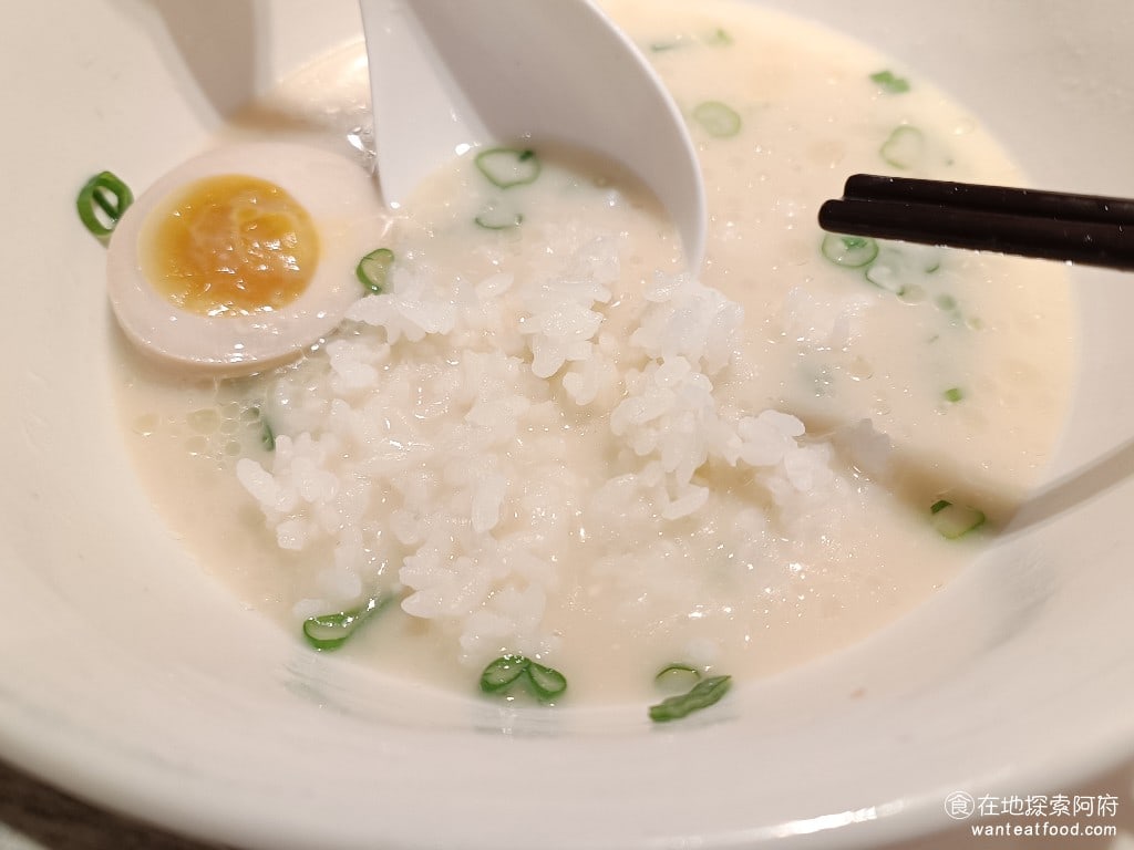 Due,Italian黃金鹽拉麵（台北新光A4分店）,Due,Italian黃金鹽拉麵（台北新光A4分店）菜單,Due,Italian黃金鹽拉麵（台北新光A4分店）價格,信義區美食,信義美食,市政府美食,日式料理,拉麵 米飯用的是義大利米，而不是日式料理常用的越光米。將白飯加入到湯之中，配著吃就變成了起司湯泡飯，吃起來有種義式奶油燉飯的感覺。 @在地探索的阿府美食世界