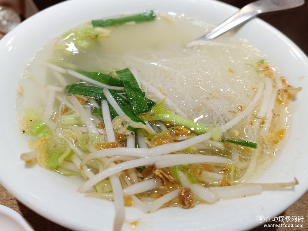 古城古早麵 內湖店 內湖美食 西湖美食 台灣小吃 古早味米粉 通常一個人吃一碗麵份量會有點不夠所以又再加點了一碗米粉 他的米粉吃起來口感很好非常q彈 而且米粉比面更容易附帶湯汁所以每一口都可以吃得到紅蔥頭的湯汁香味