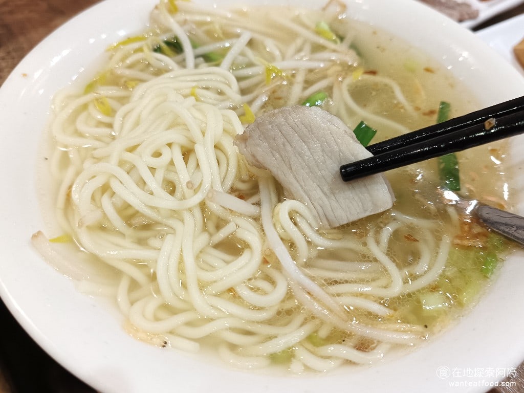 古城古早麵 內湖店 內湖美食 西湖美食 台灣小吃 原本以為他的面喝起來會比較沒味道但喝了一口後發現裡面的紅蔥加的比較多所以喝起來非常的香 湯裡面還加了許多的小蝦米 每口湯喝起來 味道都蠻重的